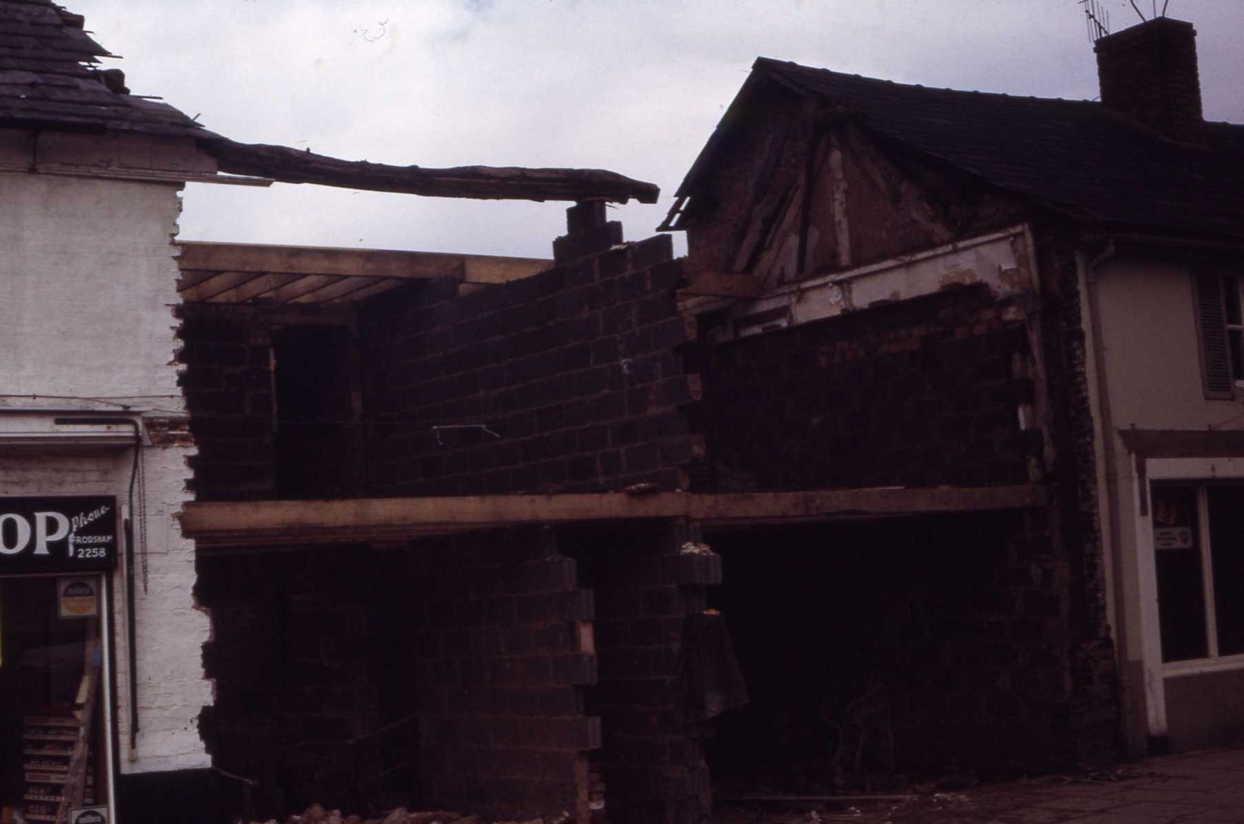 B6 010 Thatched cottage next to Old Hall.jpg